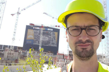 Ondřej Cihlář při vedení komentované prohlídky na téma Nové trendy v betonování na stavbě plazmového reaktoru tokamak v Cadarache ve Francii.