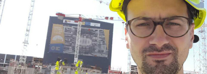 Ondřej Cihlář při vedení komentované prohlídky na téma Nové trendy v betonování na stavbě plazmového reaktoru tokamak v Cadarache ve Francii.