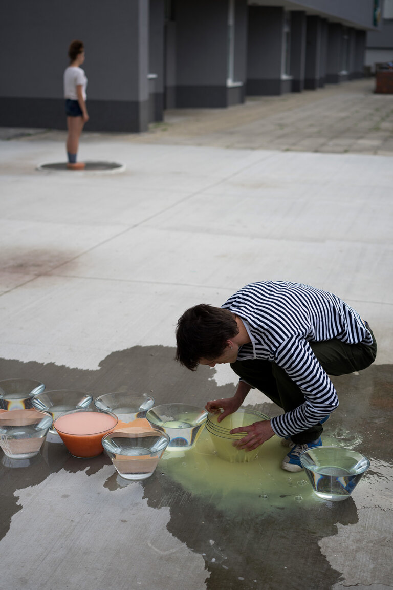 › Simona Gottierová: Aha, tu si, 2018, performance, galerie Fotoport, Bratislava